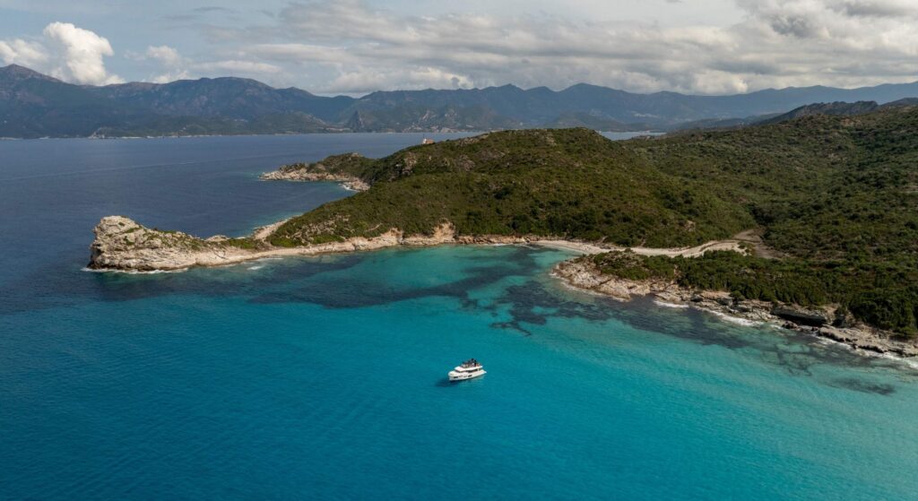 grand-trawler-63-exterior-design-11