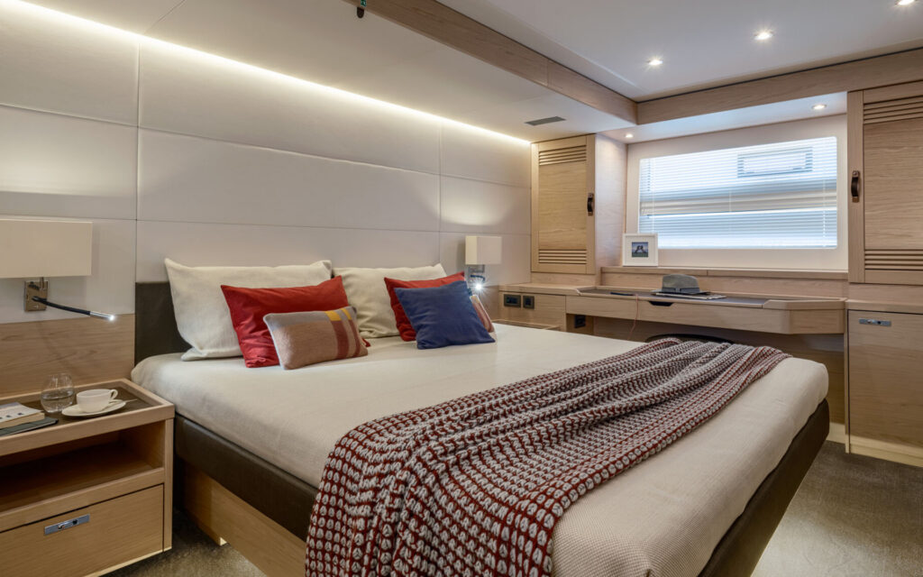 grand-trawler-63-interior-5