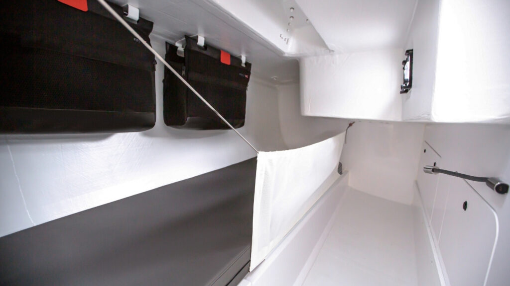 FIRST-36-SE-illu-bloc-living-on-board-1650x569-02_0