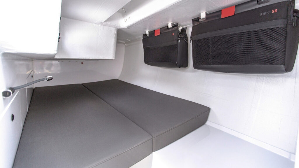 FIRST-36-SE-illu-bloc-living-on-board-1650x569-05_0