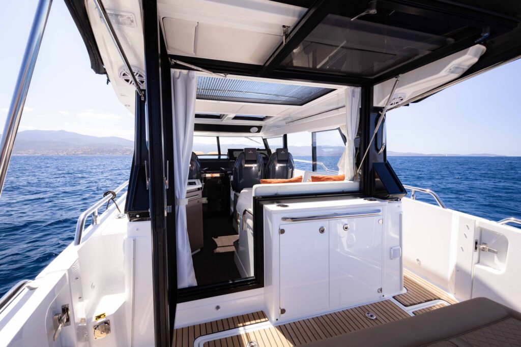 WELLCRAFT_38_EXPLORER_IMG_INT_COCKPIT-scaled