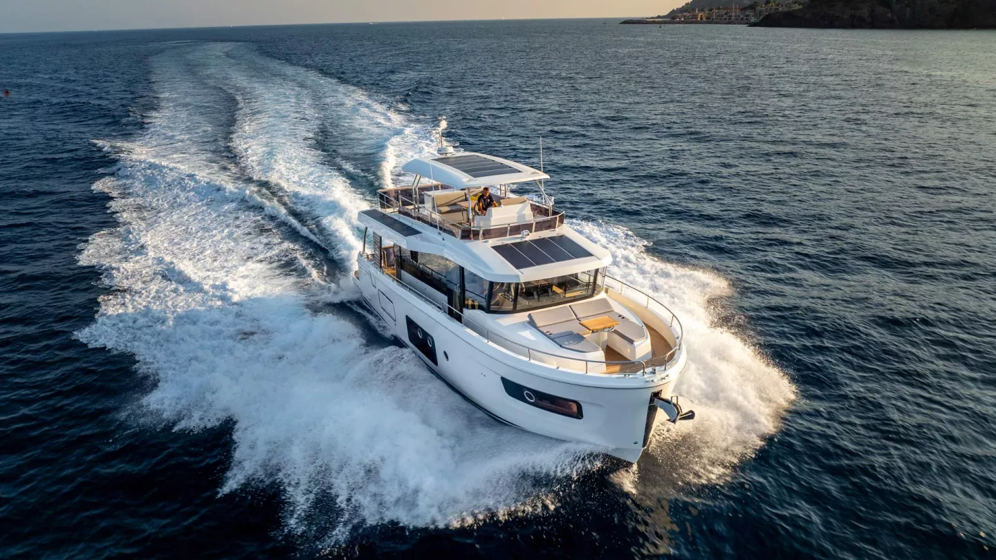 swift trawler 54 exterior 3.jpg