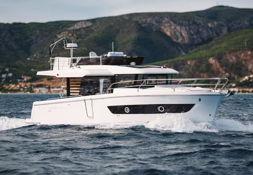 swift trawler 37 fly vignette.jpg